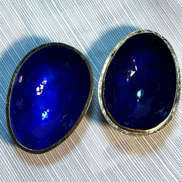 Porcelain Egg shaped Clossoine Trinket Box - Picture 5 of 9